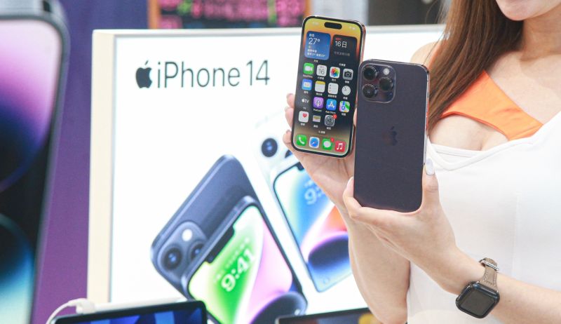 ▲台灣大哥大的 iPhone 14 pro 和 iPhone 14 pro Max,預購量已達8成,網路門市更是被一掃而空。(圖/記者葉政勳攝)