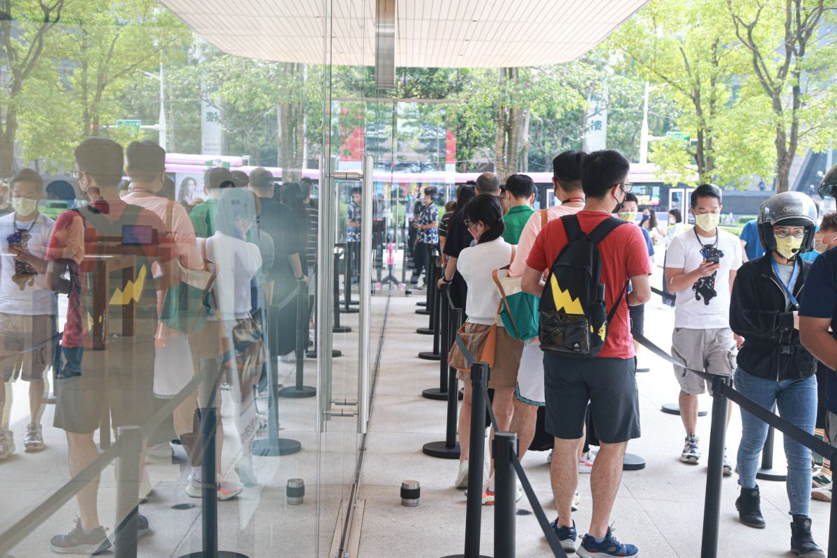 ▲iPhone 14系列新機登台，今日各大電信商、經銷商、蘋果專賣店及電商的首賣活動都大爆買氣。（圖／記者葉政勳攝）