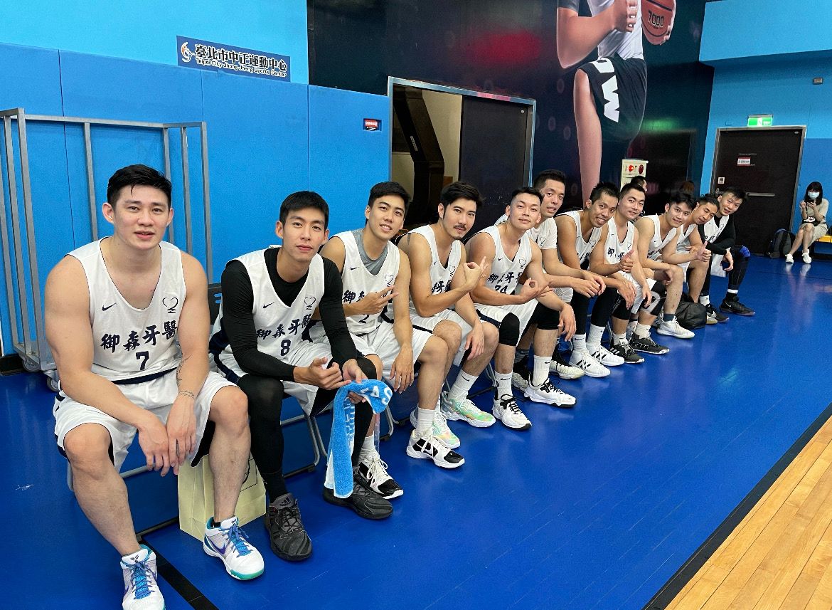 ▲御森牙醫隊長趙國翔(左四)與隊友。籃協提供