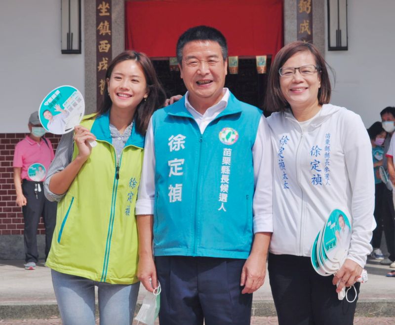 ▲民進黨苗栗縣長參選人徐定禎的女兒「里唯」（左）日前陪他一起跑行程。（圖／翻攝自徐定禎臉書）