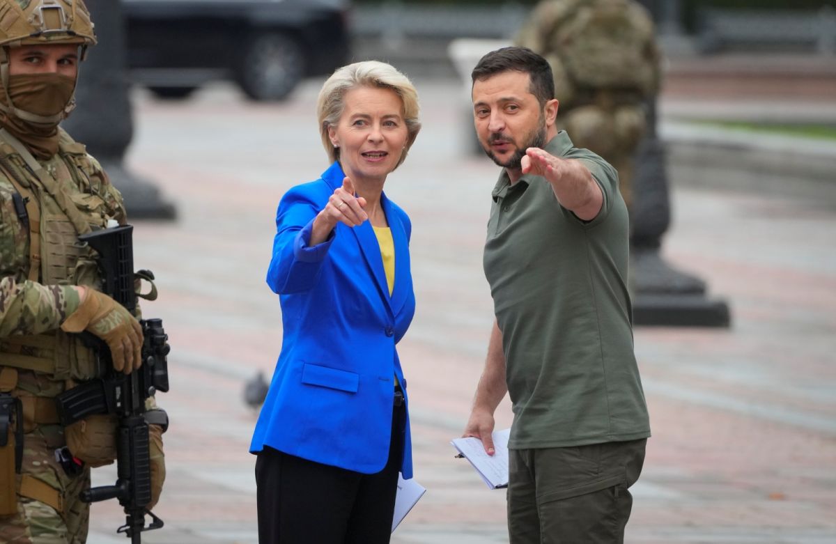 ▲歐洲聯盟執行委員會9日公布一項180億歐元經濟援助計畫，旨在協助烏克蘭度過2023年。圖為執委會主席范德賴恩與澤倫斯基見面資料照。（圖／美聯社／達志影像）
