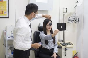 報導 ▲得恩堂的精準驗光5步驟流程,包括「預備檢查、初步檢查、屈光檢查、視機能檢查、試戴」,替消費者量身訂製適合的眼鏡。(圖/NOWnews攝)