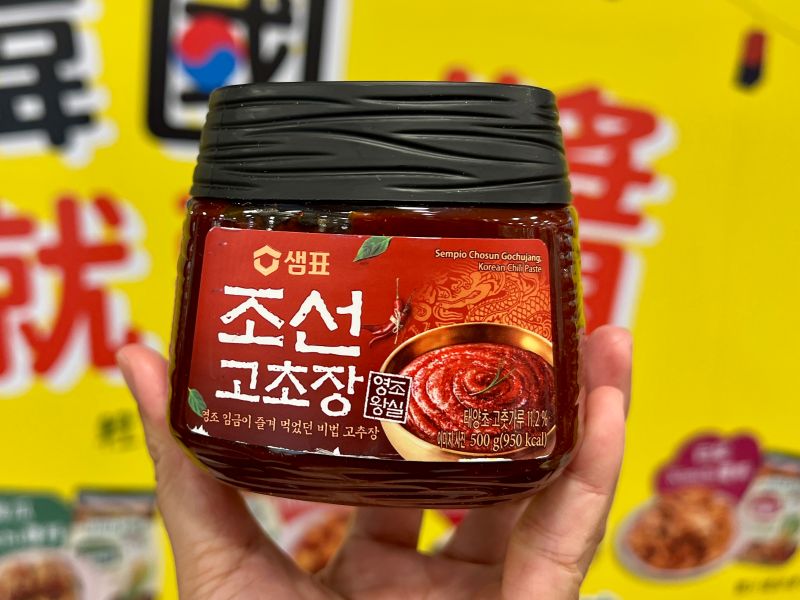 ▲膳府推出了宮廷版辣椒醬，是韓國朝鮮宮廷料理的秘製醬，使用天然蜂蜜及發酵80天的醬麴制成，味道更厚實。（圖／記者周淑萍攝）