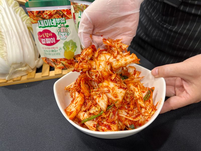 ▲吳秉承師傅建議拌Kimchi醬到蔬菜內時可以稍微「抓捏」一下，有助於快速入味。（圖／記者周淑萍攝）