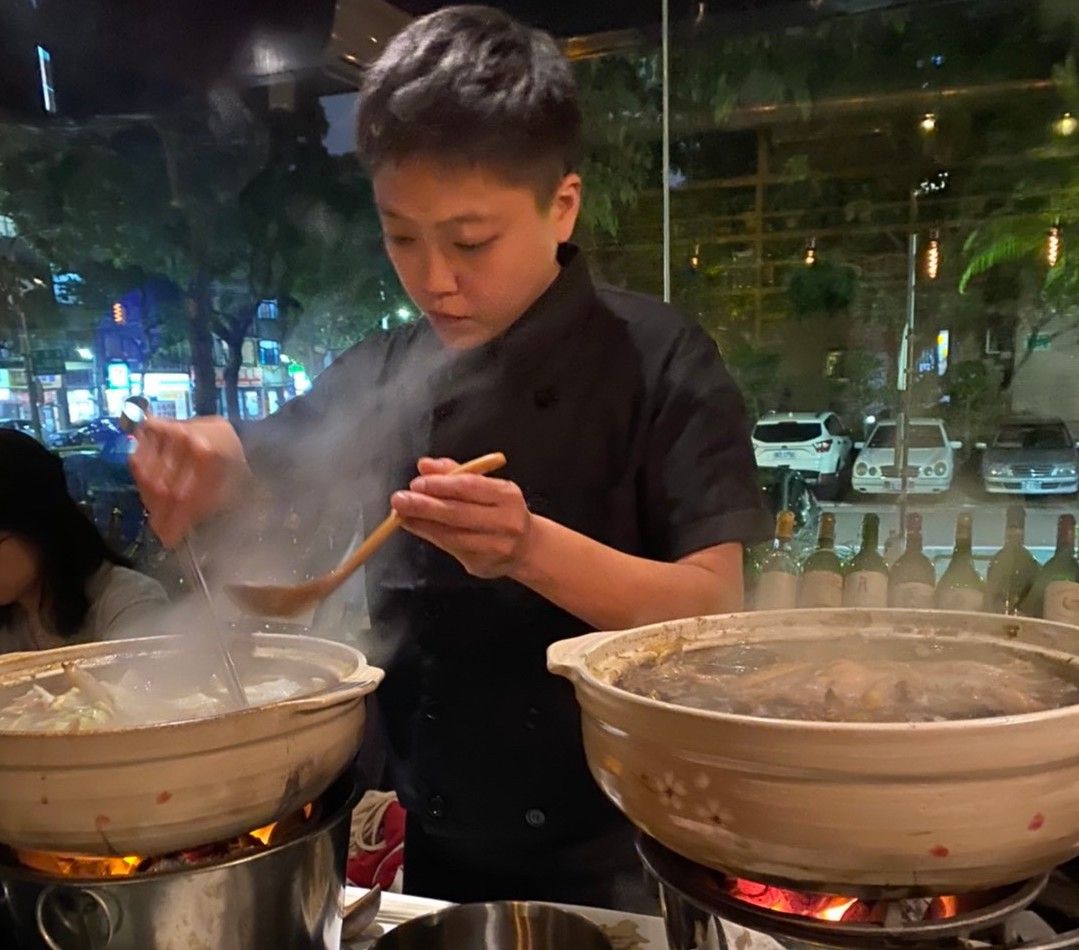 ▲現為最強員工餐廳「普橘島」私廚之一的阿寶，從小在辦桌文化中長大，自認天職就是要當「廚師」。（圖／受訪者提供）