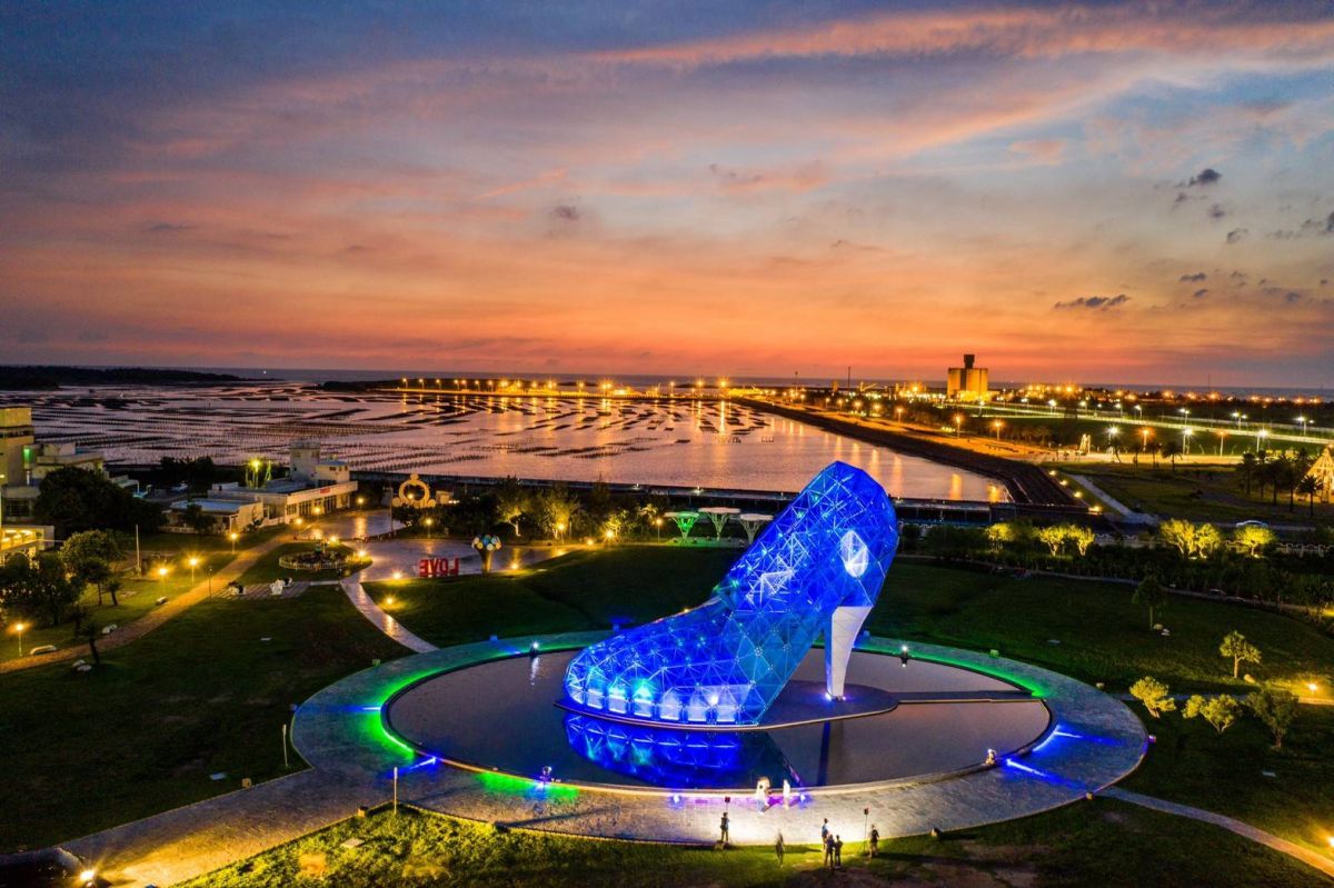 ▲嘉義縣布袋鎮的高跟鞋教堂海景公園，是遊客必訪的熱門景點之一（圖／嘉義縣政府提供）