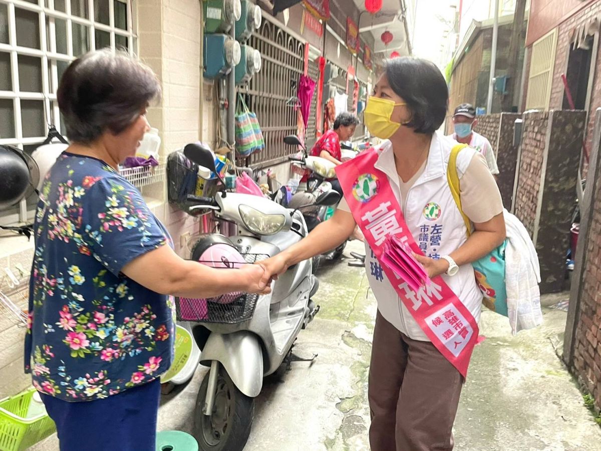 ▲踢館陳若翠提辭職書、承諾書，遭國民黨籍市議員陳若翠質疑，對此，黃偵琳表示是代表市民踢館。（圖／翻攝畫面）