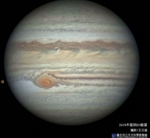 ▲木星與月球看似近距離相伴，實際距離卻相差極遠，月球距離地球僅約38萬公里，而木星遠在數億公里之外。（圖／臺北天文館提供）