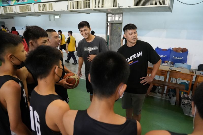 ▲桃園雲豹球員劉宏柏、高士杰與大竹國中籃球隊互動。球團提供