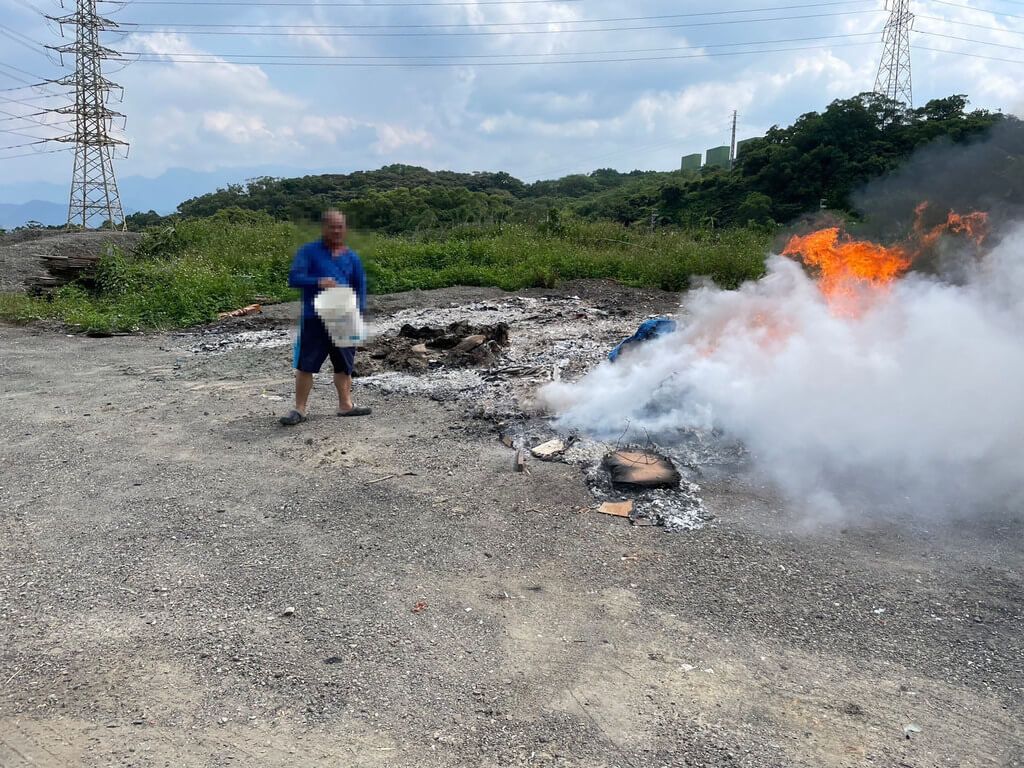 ▲桃園市平鎮、楊梅等區域，昨天晚間傳出異常惡臭。桃園市政府環保局表示，今天在龍潭區乳姑山一帶找到非法露天燃燒者，已依違法廢棄物清理移法送辦，將追查是否有共犯。（圖／中央社）
