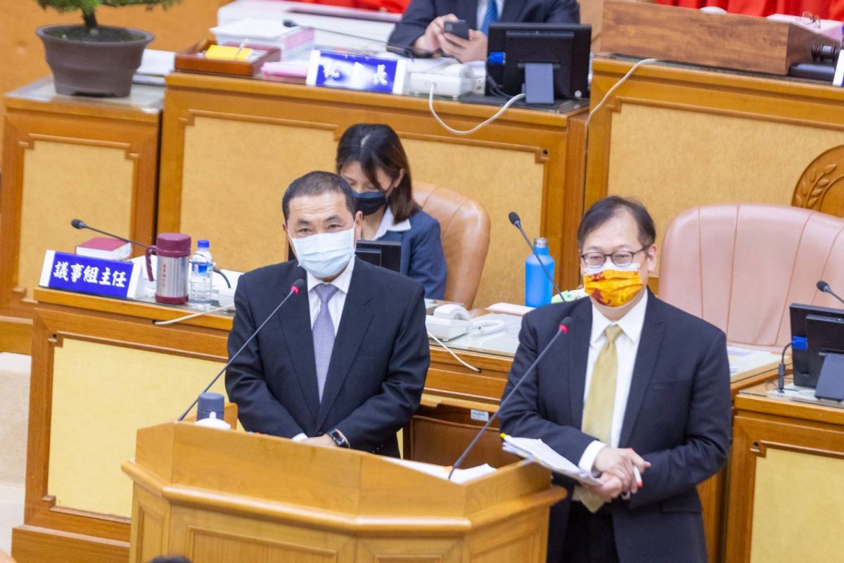 ▲侯友宜與研考會主委林豐裕回覆議員市政總質詢提出的新北行動支付APP(NewTaiPAY)與新北幣議題。（圖 ／記者吳嘉億攝，2022.9.16）