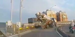 ▲一輛水泥車在華江橋上差點翻覆。（圖／翻攝「重機車友 ❘ 各區路況天氣、資訊分享中心臉書）