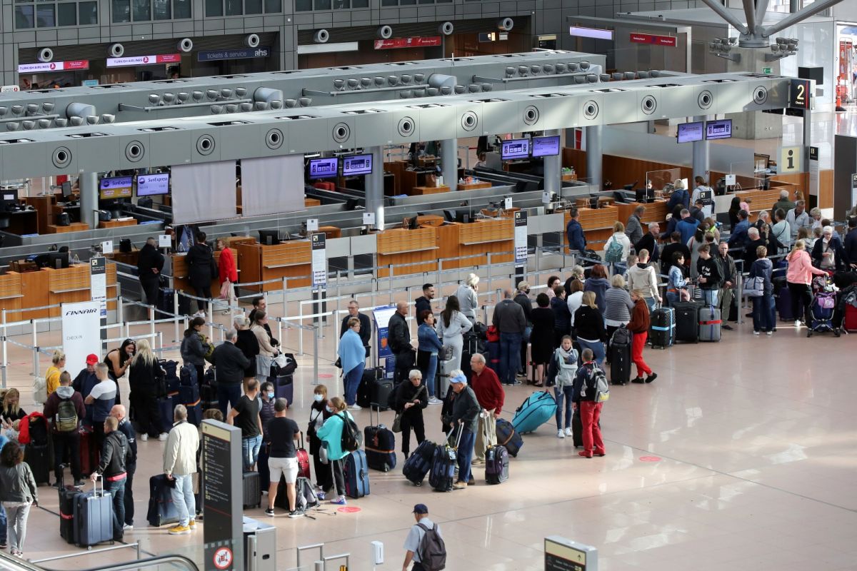 ▲法國空中交通管制人員16日展開罷工，導致歐洲數百架航班取消，並且迫使數以萬計旅客改變行程。（圖／美聯社／達志影像）