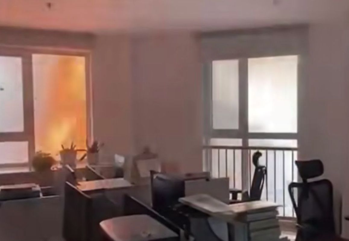 ▲長沙電信大樓失火，一名男子在樓內錄下窗外一切，火光四射讓人看了觸目驚心。（圖/Tik Tok@cpq1251w）