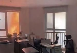 長沙大樓火海超驚悚！室內視角曝光　他在辦公室一人絕望