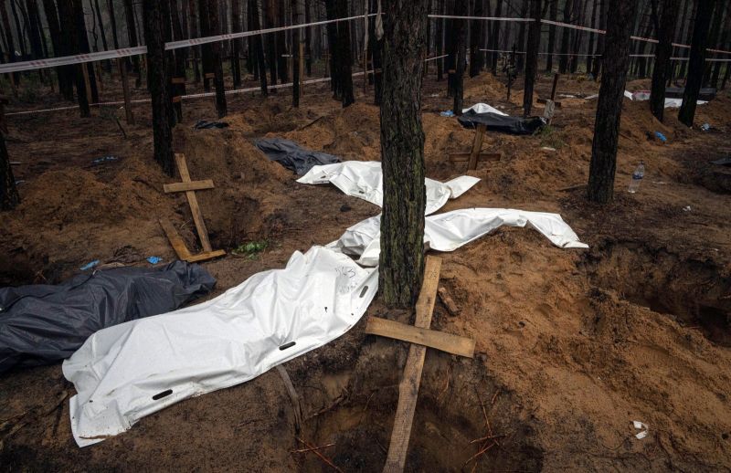 ▲烏克蘭官員聲稱，從伊久姆大型亂葬崗挖出的447具遺體中，有30具疑似遭過酷刑。（圖／美聯社／達志影像）