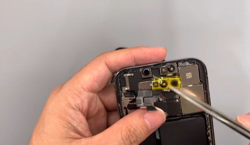 ▲科技達人《世紀威鋒科技波哥》發出拆解iPhone 14系列影片，動態島內部構造也曝光了。（圖／翻攝抖音《世紀威鋒科技波哥》）