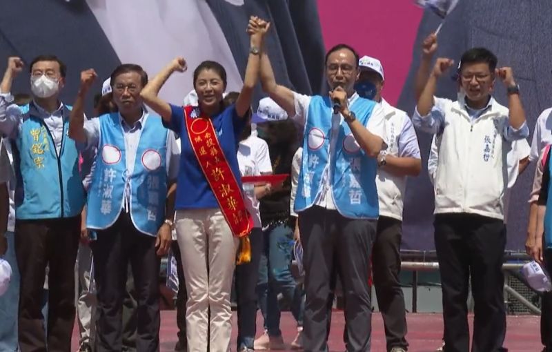 ▲國民黨主席朱立倫為許淑華站台,要她發揮神力女超人的實力,拉抬「十全十美」。(圖/翻攝許淑華臉書,2022.09.17)