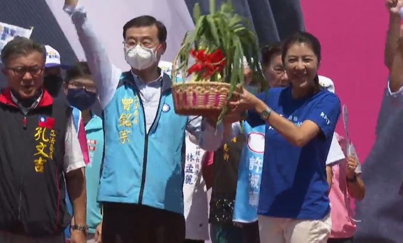 ▲立院國民黨團總召曾銘宗送蒜頭,祝許淑華高票凍蒜。(圖/翻攝許淑華臉書,2022.09.17)
