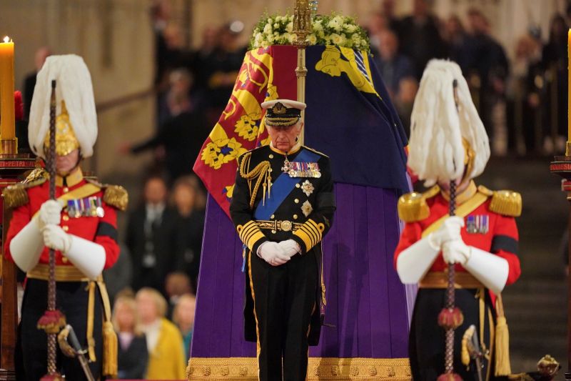 查爾斯三世為女王守靈　悼念群眾恐須排隊24小時