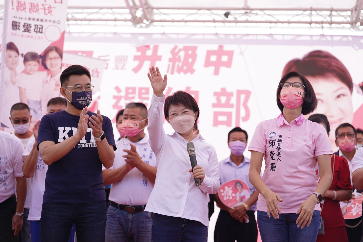 ▲盧秀燕第一個聯合競選總部，今在豐原和市議員參選人邱愛珊（右）共同成立。（圖／盧秀燕競辦提供，2022.09.17）