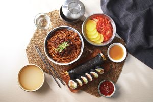 ▲家樂福推韓食餐桌檔期活動，引進多款韓式快煮料理、湯汁、醬料，輕鬆搞定一桌好菜。（圖／品牌提供）