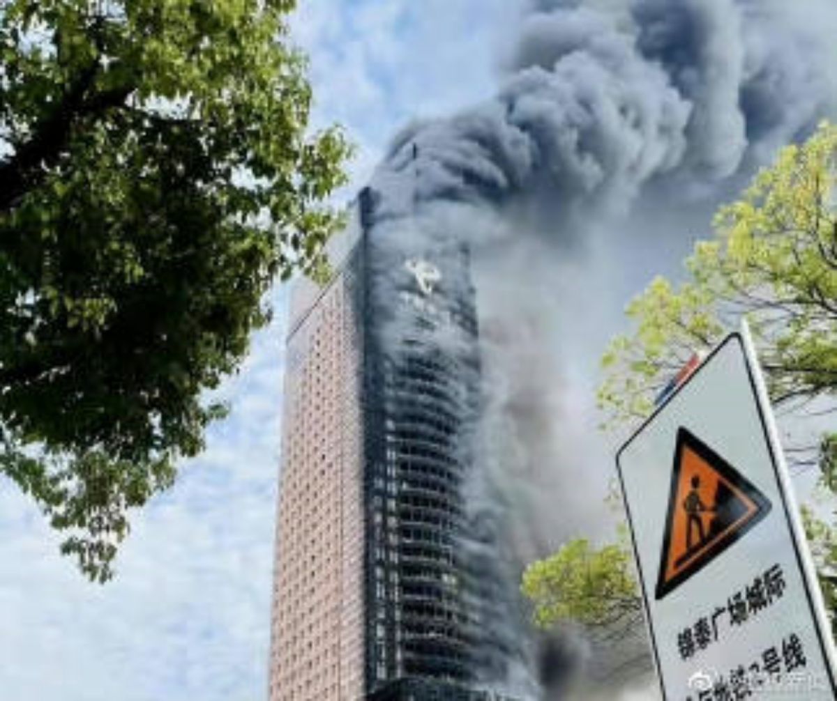 ▲位於中國湖南省省會長沙市，高逾200公尺、號稱「三湘第一高」的長沙中國電信大樓昨天付之一炬，評論文章分析說，這場大火燒出殘酷的真相。（圖／翻攝自微博）