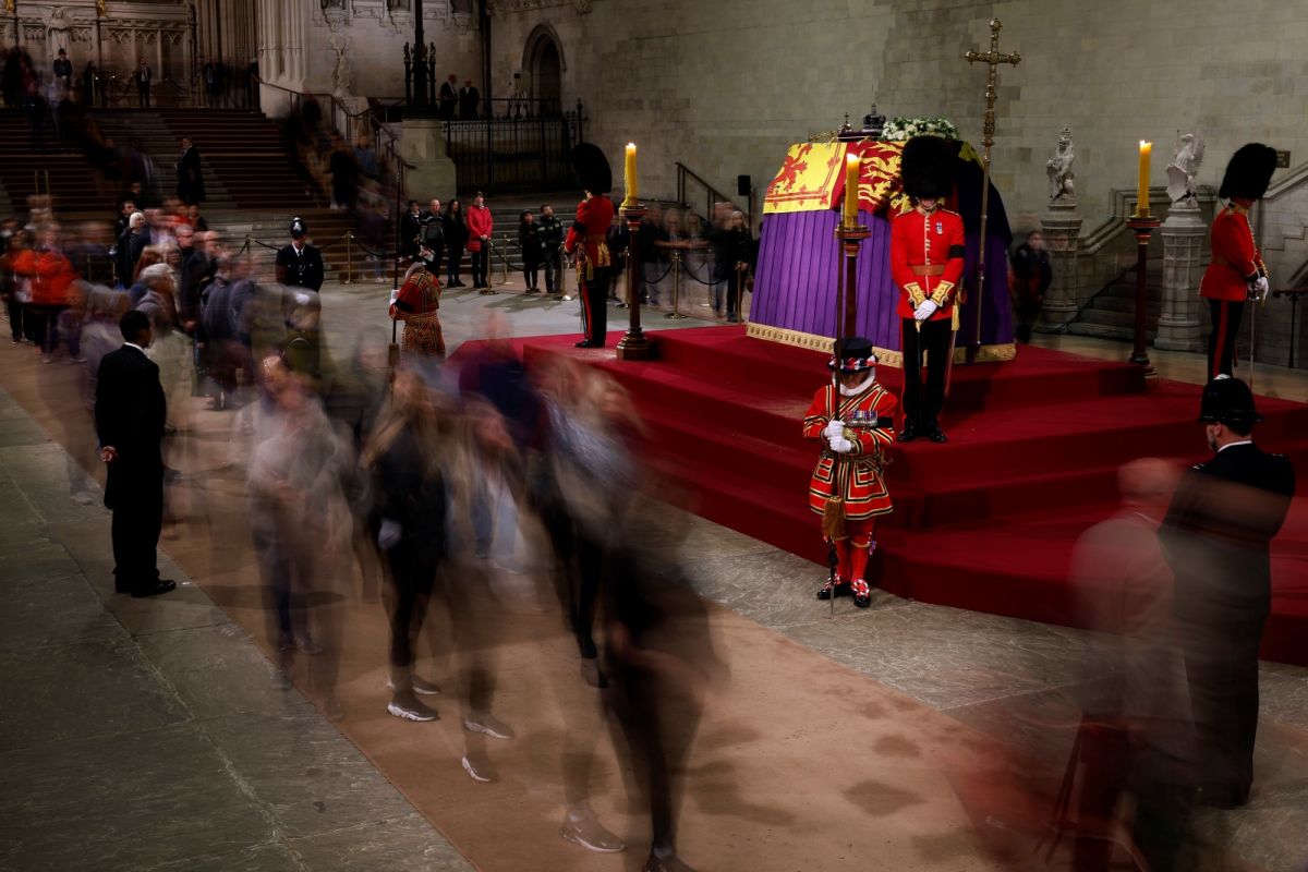 ▲英國媒體報導，1名男子在西敏廳（Westminster Hall）瞻仰女王伊麗莎白二世靈柩時，突然衝上前觸摸靈柩，隨即被警方逮捕。（圖／美聯社／達志影像）