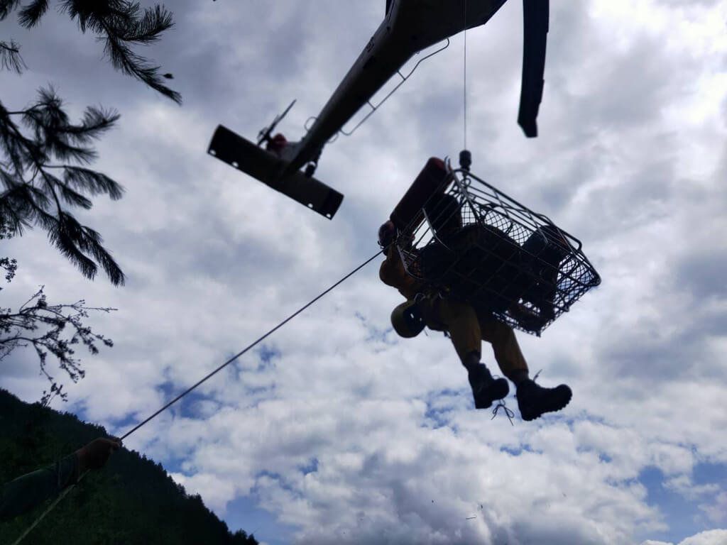 ▲台中市武陵農場17日有5名工人執行除草工作，其中1名年約40歲的松姓男子遭到蜂螫，疑休克全身肢體無力，消防局申請直升機救援，吊掛送醫急救。（圖／中央社）
