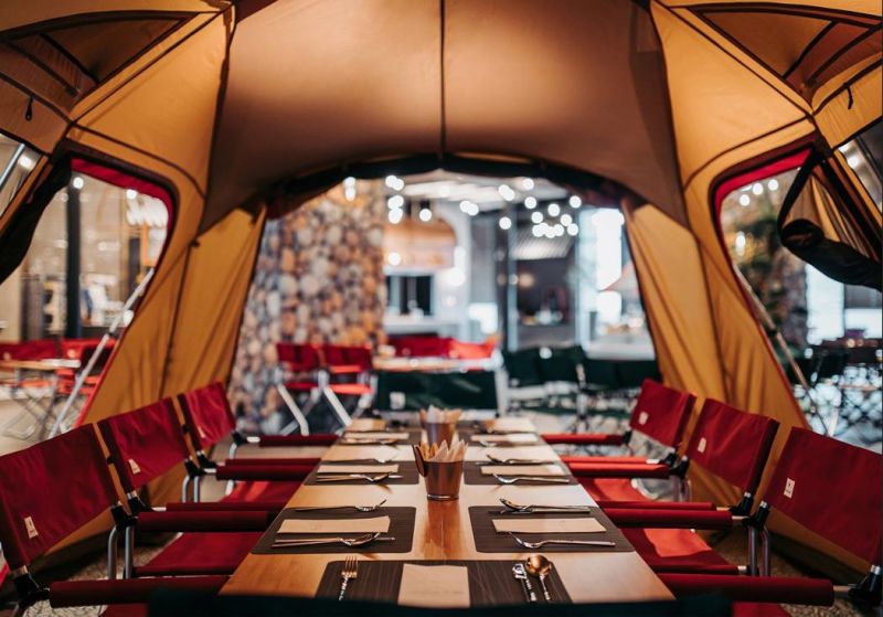 ▲與知名露營品牌Snow Peak打造出「BBQ室內露營帳篷野餐區」。（圖／和逸飯店提供）
