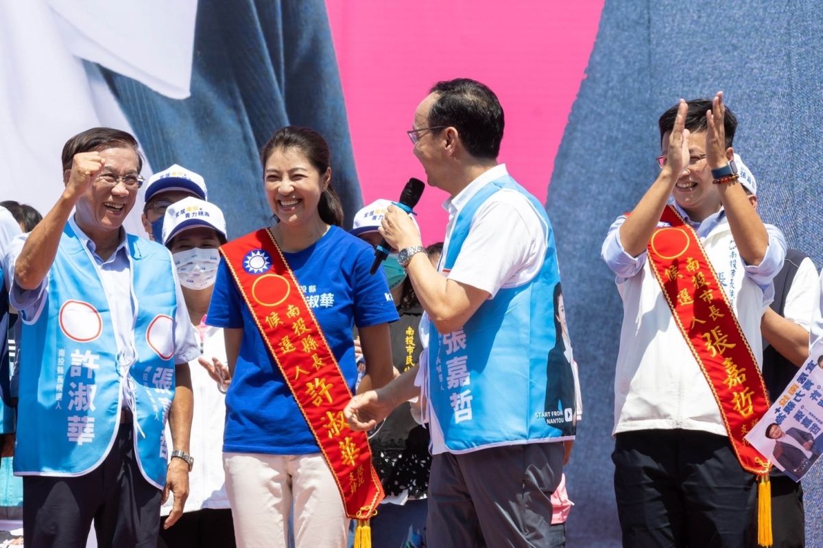 ▲林明溱（左一）喊話這次南投縣長選舉，會繼續將蔡英文脫褲，要「脫得光光光，贏得多多多」。（圖／許淑華競總提供，2022.09.17）