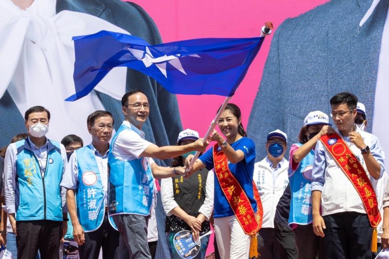 ▲國民黨主席朱立倫為許淑華授黨旗,要她發揮神力女超人的實力,拉抬「十全十美」。(圖/許淑華競總提供,2022.09.17)