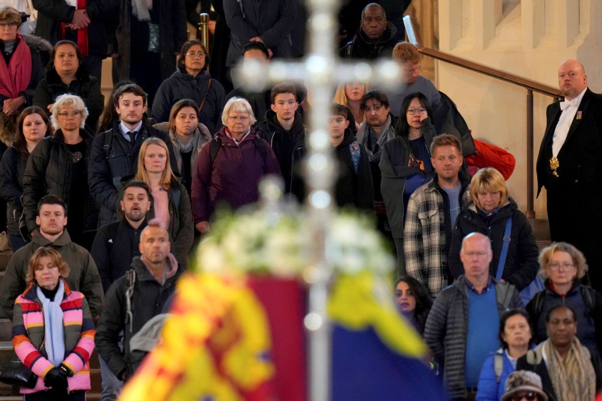 ▲英國女王伊莉莎白二世國葬預計會有超過百名各國元首參與，若計入各國元首眷屬、其他外交官員等，外國賓客總數可達約500人。圖為瞻仰哀悼女王的英國民眾。（圖／美聯社／達志影像）