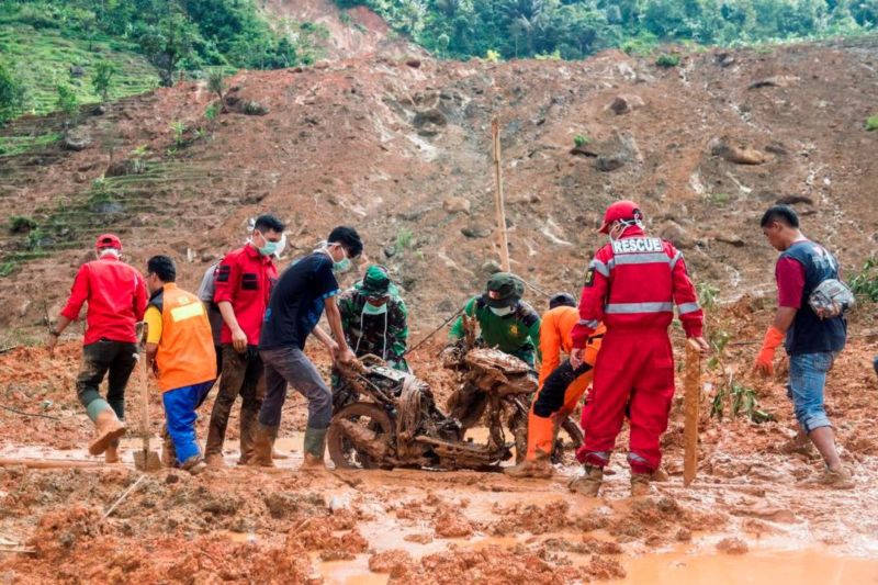 ▲印尼一處非法金礦發生土石坍方，約20人被埋在裡面,已發現7具遺體。（圖／翻攝自星期天日報）