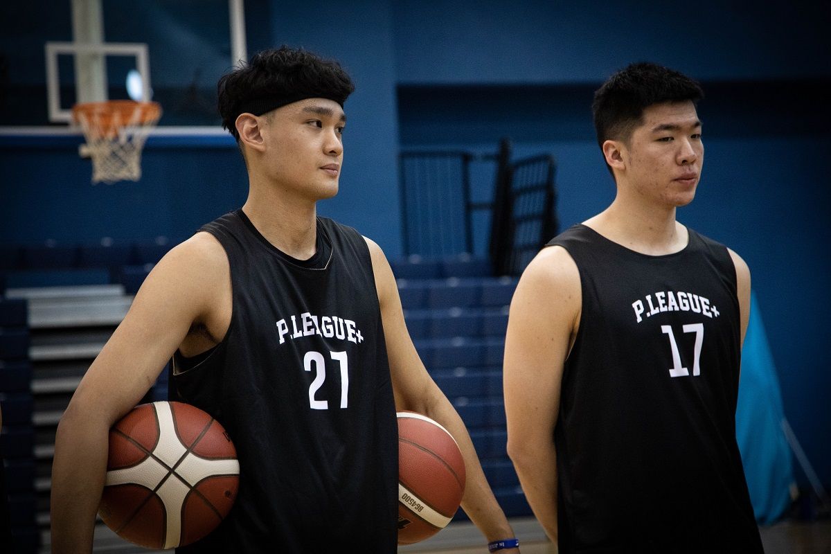 ▲P. LEAGUE+ 今日（05/05）公佈2023年新人選秀會報名辦法，報名日期從即日起至06/17 12:00截止，並將於07/05進行體能測試，選秀會日期為07/12，圖為上一屆選秀狀元張鎮衙(左)。（圖／PLG提供）