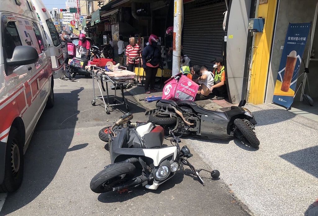 ▲一名62歲陳姓婦人17日下午駕駛自小客車，行經雲林縣斗六市中山路往市區方向時，疑因精神不濟，不慎往路旁停放機車處行駛，當場撞上一名欲下車送餐的外送員，且波及6輛停放機車。（圖／中央社）