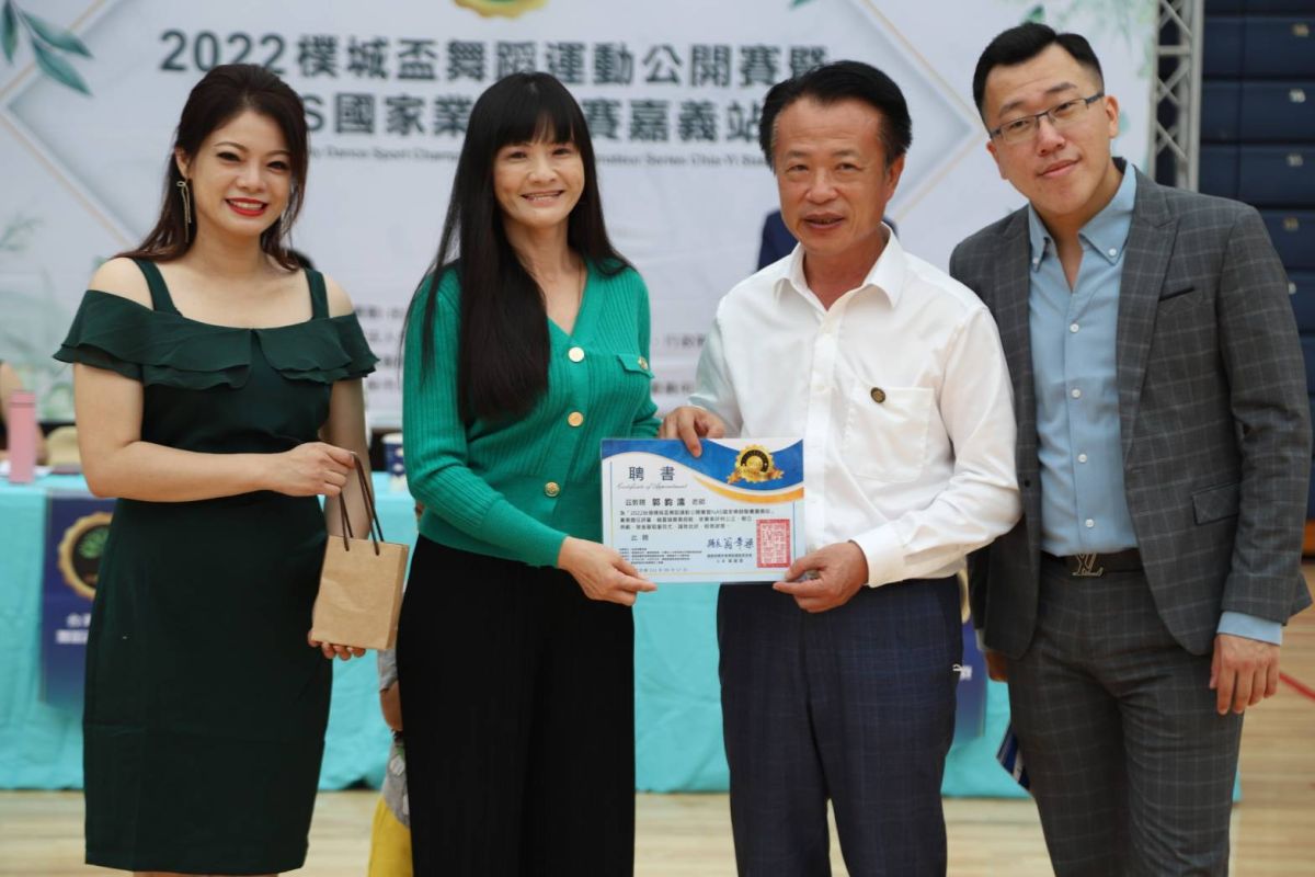 ▲嘉義縣長翁章梁(右二)出席開幕式頒發聘書給大賽評審，並表示舞者在舞台上的投入和忘我是種視覺享受（圖／嘉義縣政府提供）