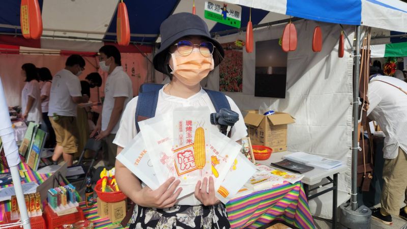 ▲楊小姐說,看到紙袋就非常想念台灣到處有的早餐店阿姨,因此想買來解鄉愁。(圖/記者李琦瑋攝,2022.09.17)
