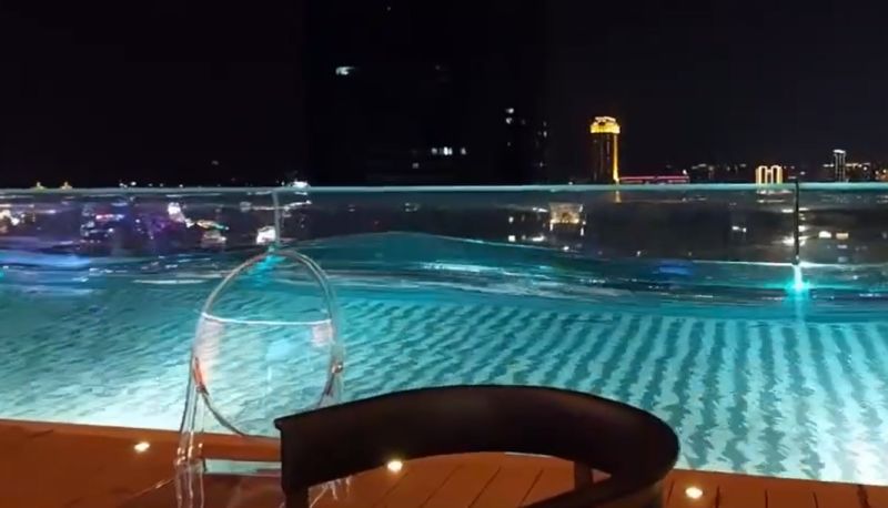 ▲高雄承億酒店24樓的無邊際泳池變成海波浪。（圖／取自記者爆料網）
