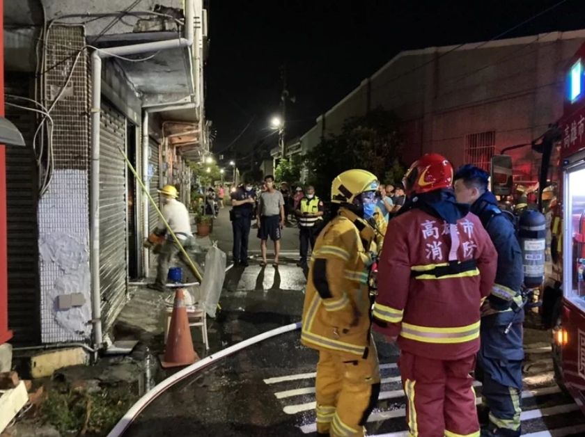 ▲高雄市茄萣區仁愛路三段一處民宅，昨（17）晚10點多發生火警，1男1女受困火場，被救出送醫後男子宣告不治。（圖／翻攝畫面）
