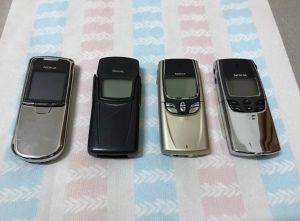 ▲不少過來人隨即發現圖中的手機大有來頭「Nokia8810、8850、891、8800」，當年售價隨便都超過3萬。（圖／翻攝《爆廢公社公開版》）
