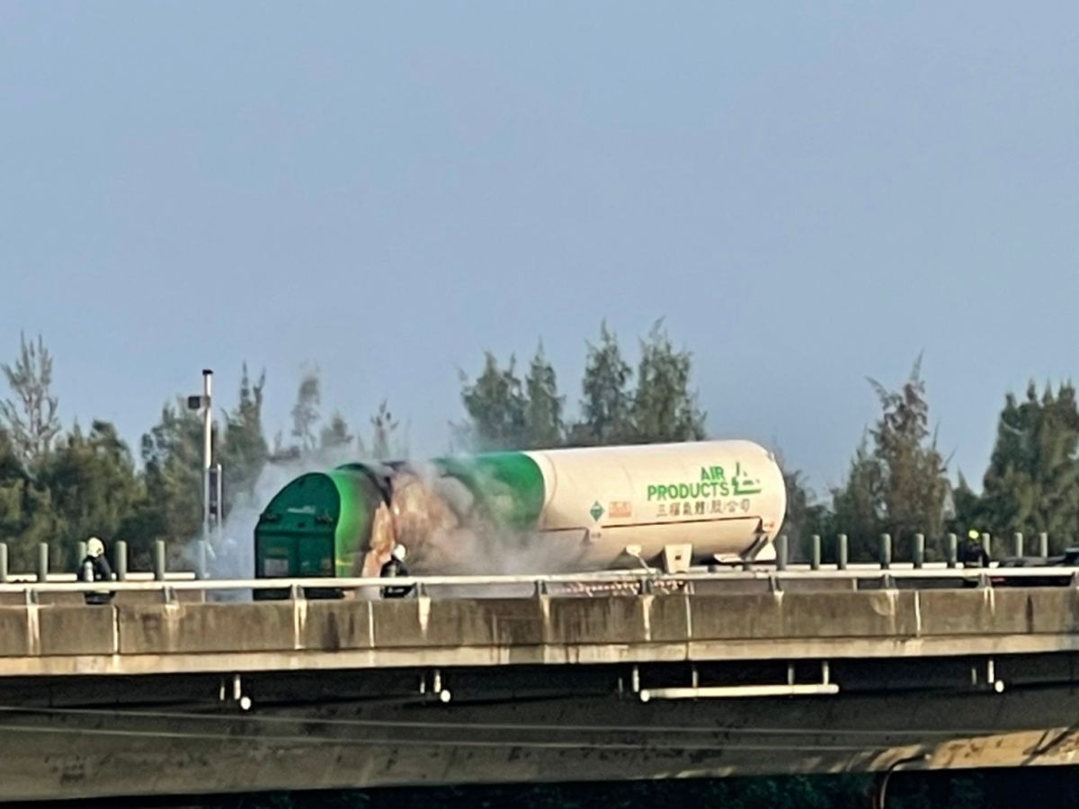 ▲台61線西濱快速道路，今（18）晨6點多於北上127K苗栗苑裡段發生一起火燒車事故，一輛液態氮槽車不明原因起火自燃，幸好沒有造成人員受傷。（圖／翻攝自記者爆料網）