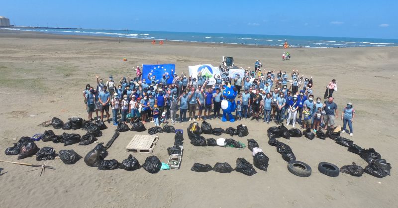 環保署與攜手13國駐台代表淨灘　清出382公斤垃圾
