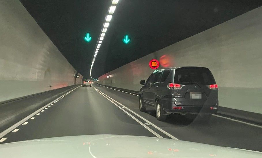 ▲有位網友在16日時行經雪隧，卻意外抓到路隊長。（圖／翻攝《爆料公社》）