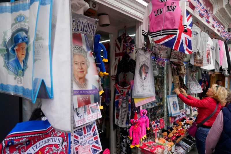▲英國女王伊莉莎白二世國葬將於19日舉行，大批遊客湧入倫敦以來，相關觀光財收入源源不絕。（圖／美聯社／達志影像）