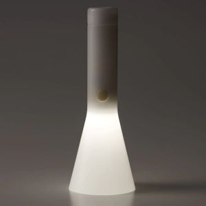 無印良品的LED手電筒僅一顆3號電池即能使用,直立擺放時還能作為簡易照明,停電時放在廁所、房間或廚房都合適。 ▲無印良品的LED手電筒僅一顆3號電池即能使用,直立擺放時還能作為簡易照明,停電時放在廁所、房間或廚房都合適。(圖/無印良品提供)