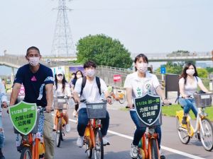 ▲山田摩衣與吳怡農等人騎腳踏車，呼籲國人在年底修憲公投中投下同意票，一同創造歷史。（圖／山田摩衣辦公室提供）