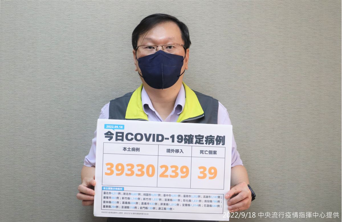 ▲發言人莊人祥表示，今日新增中重症個案中有一例為疑似MIS-C，是一位兩歲男童。（圖／指揮中心）