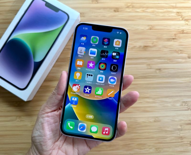 ▲iPhone 14黃色新機上周開賣再掀話題,業者趁勢推出折扣周,舊機iPhone 13降至2萬出頭,iPhone 14 512GB下殺8.4折。(圖/記者周淑萍攝)