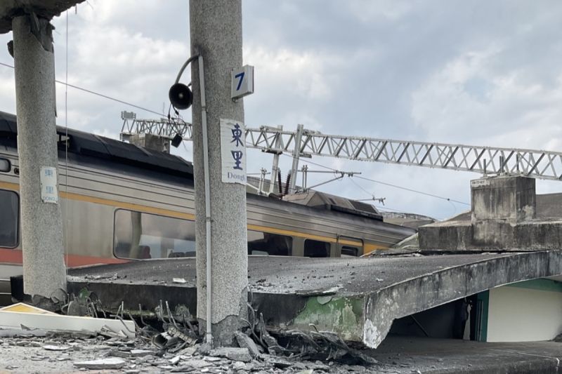 ▲地牛翻身，花蓮東里站月台坍塌壓到台鐵自強號，畫面曝光。（圖／記者爆料網）